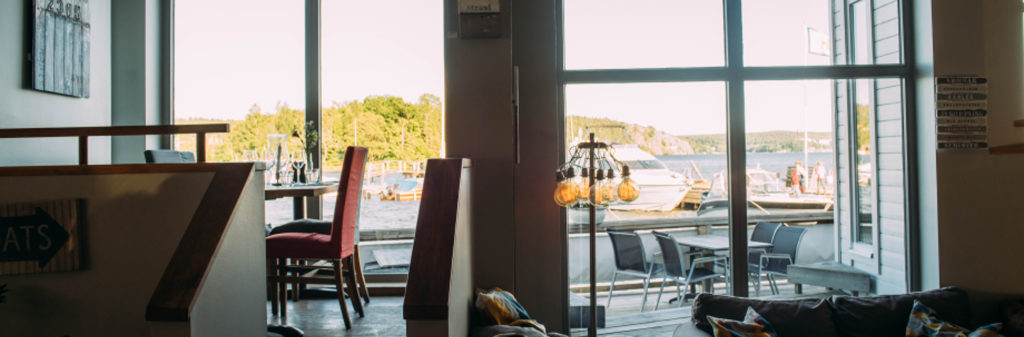 Restaurang Jungfrusund vid Vårbyfjärden, nära vår brygga vid Vårby - TSS Båtklubb