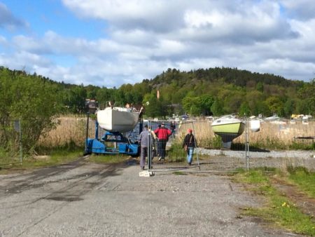 Sjösättning vid slipen i TUllingesjön