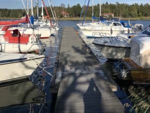 Båtarna vid bryggan Piparholmen vid Trosa i Sörmland - TSS Båtklubb
