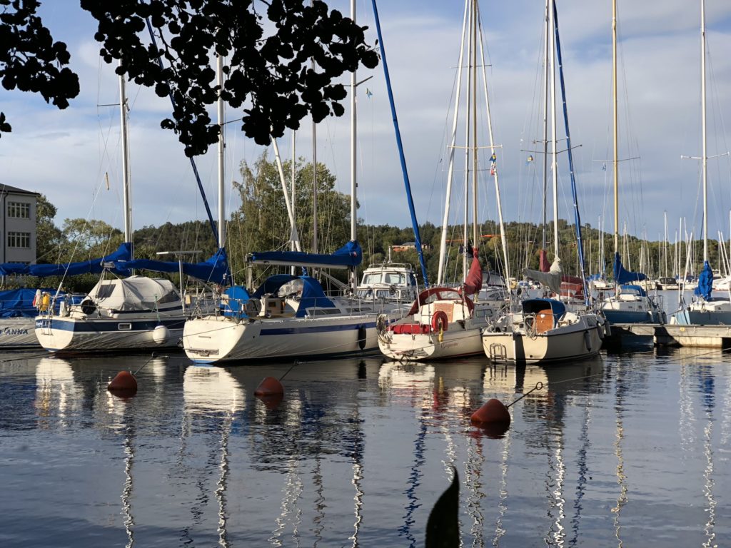 Segelbåtar vid bryggan i Vårby i Mälaren - TSS båtklubb